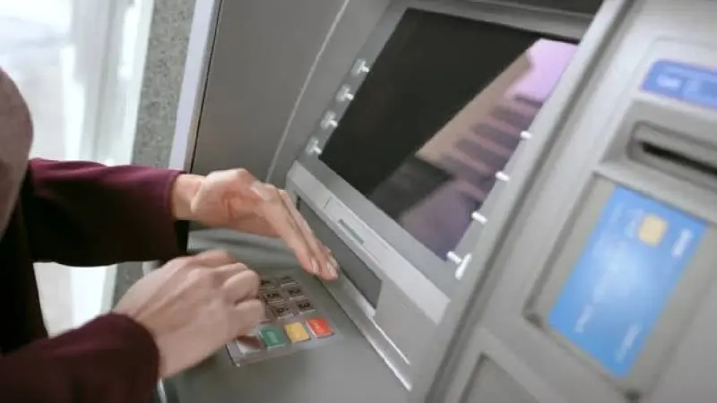 Los cajeros automáticos y la banca digital estarán disponibles durante el asueto de abril 2026. / Pixabay