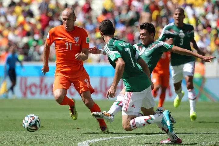 Héctor Moreno y Miguel Layún contra Arjen Robben en el Mundial Brasil 2014 | IMAGO 7