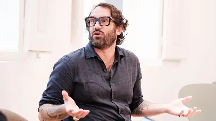 Richard Hart se disculpa por insultar al bolillo y al pan dulce mexicano: “Lo lamento profundamente”