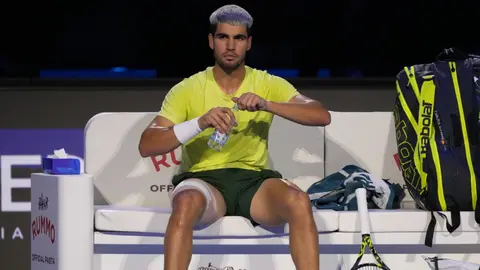 Alcaraz terminó desconsolado tras retirarse de las Finales de la Copa Davis