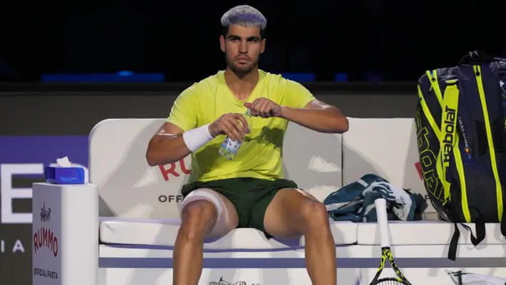 Alcaraz terminó desconsolado tras retirarse de las Finales de la Copa Davis