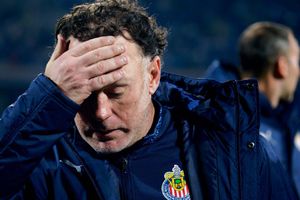 Gabriel Milito defiende a Chicharito y afirma que Chivas merecía avanzar en la eliminatoria