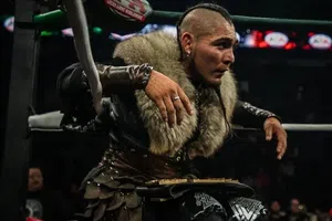 ¡Ni en su casa! Hijo del Vikingo reacciona a los abucheos de 'su gente' en Puebla