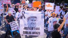 Abuela de Carlos Manzo participa en marcha de Generación Z
