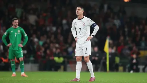 ¿Dardos de la FIFA a Cristiano Ronaldo? Encuentran curiosidades en cartel del Mundial
