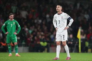 ¿Dardos de la FIFA a Cristiano Ronaldo? Encuentran curiosidades en cartel del Mundial