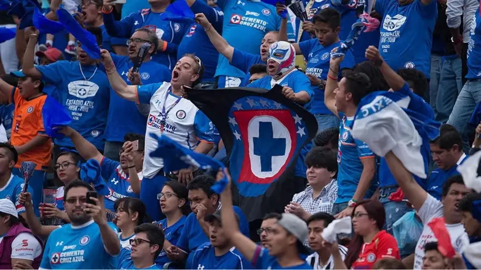 Aficionados de Cruz Azul agredieron y causaron destrozos en una casa con fachada americanista