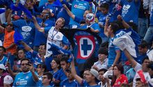 Aficionados de Cruz Azul agredieron y causaron destrozos en una casa con fachada americanista