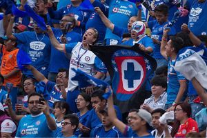 Aficionados de Cruz Azul agredieron y causaron destrozos en una casa con fachada americanista