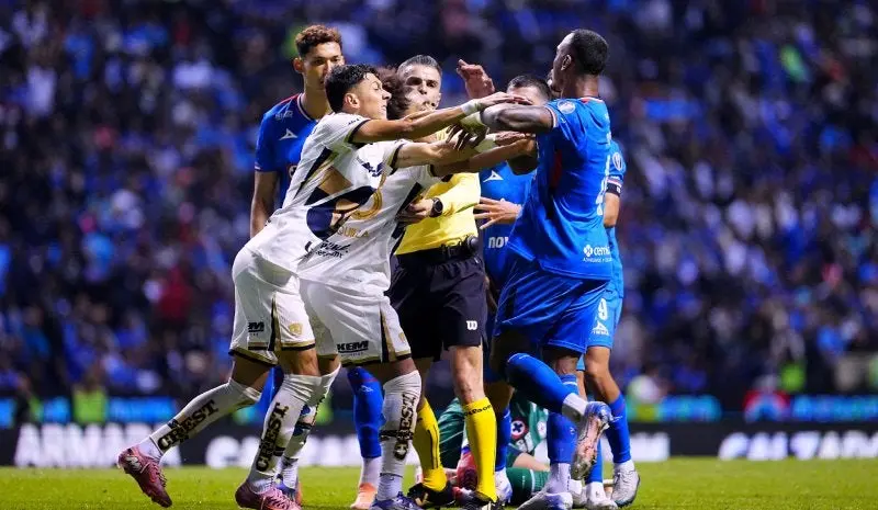 Tensión en el Cruz Azul vs Pumas | IMAGO7