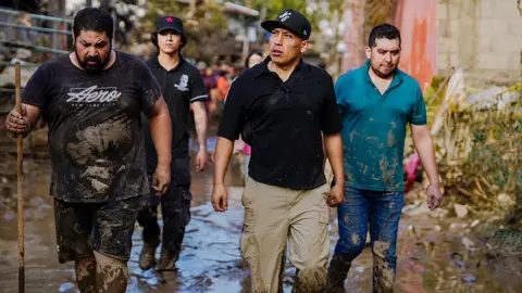 VIDEO: Yulay reta al lodo y a los militares para entregar víveres en Poza Rica