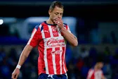 Afición de Chivas critica la decisión de asignar el penal a Javier Hernández
