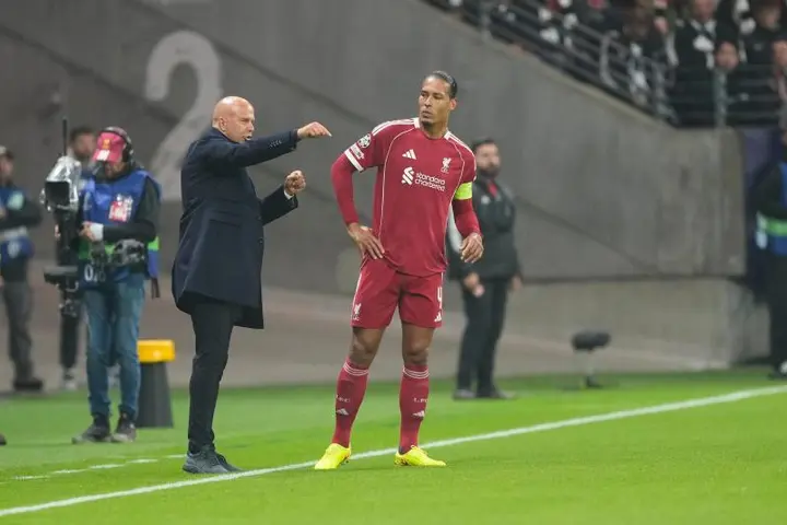 Arne Slot y Virgil Van Dijk | AP