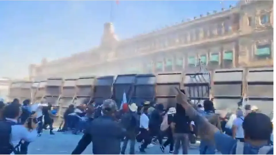 Marcha Generación Z: encapuchados derriban vallas de Palacio Nacional y policía los contiene con extintores