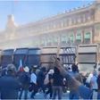Marcha Generación Z: encapuchados derriban vallas de Palacio Nacional y policía los contiene con extintores