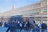 Marcha Generación Z: encapuchados derriban vallas de Palacio Nacional y policía los contiene con extintores