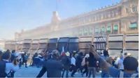 Marcha Generación Z: encapuchados derriban vallas de Palacio Nacional y policía los contiene con extintores