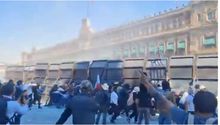 Marcha Generación Z: encapuchados derriban vallas de Palacio Nacional y policía los contiene con extintores