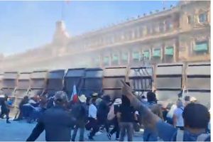 Marcha Generación Z: encapuchados derriban vallas de Palacio Nacional y policía los contiene con extintores