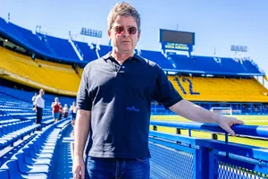 ¡Bíblico! Noel Gallagher visita La Bombonera previo a concierto de Oasis en Argentina