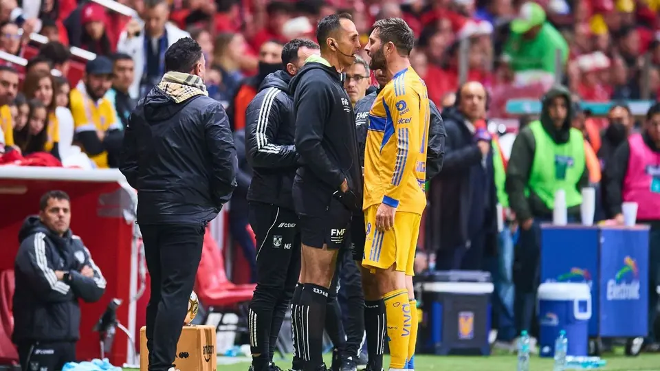 André Pierre-Gignac se olvidó del partido por reclamarle a Luis Enrique Santander