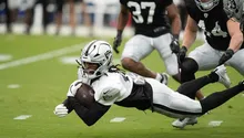 El receptor abierto Jakobi Meyers pasa de los Raiders a los Jaguars