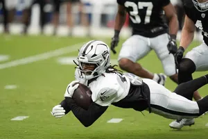 El receptor abierto Jakobi Meyers pasa de los Raiders a los Jaguars