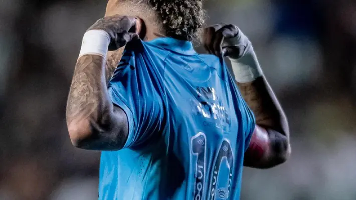 Neymar firma un hat-trick decisivo para el Santos