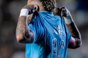 Neymar firma un hat-trick decisivo para el Santos