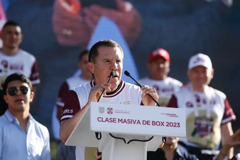 Julio César Chávez durante una clase masiva de box | IMAGO 7