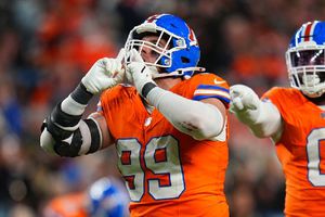 Broncos derrotan a los Raiders en un partido de defensivas