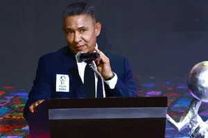 'Nacho' Ambriz rompe en llanto en discurso al ser investido al Salón de la Fama del Futbol Internacional