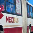 VIDEO: Hombre prende fuego a unidad del Mexibús en plena circulación en Ecatepec