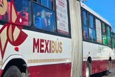 VIDEO: Hombre prende fuego a unidad del Mexibús en plena circulación en Ecatepec