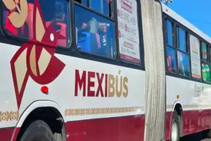 VIDEO: Hombre prende fuego a unidad del Mexibús en plena circulación en Ecatepec