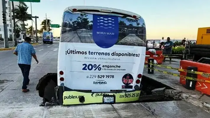 VIDEO: Camión repleto de pasajeros cae en megasocavón; hay varios heridos