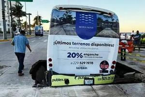 VIDEO: Camión repleto de pasajeros cae en megasocavón; hay varios heridos