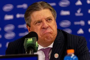 Miguel Herrera tiene diferencias con periodista tico: "A lo mejor yo soy el tonto"