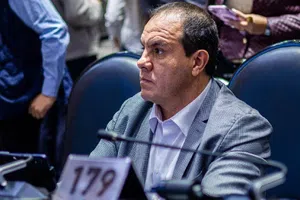 Cuauhtémoc Blanco es captado jugando pádel durante sesión de Cámara de Diputados
