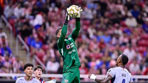 Nicolás Larcamón destacó el trabajo de Andrés Gudiño tras el juego ante Chivas
