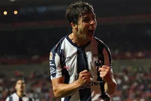 Óliver Torres elogia al Clásico Regio: “Hinchadas que realmente aman a su equipo”