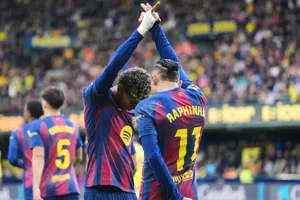 Barcelona aprovecha superioridad numérica y vence a Villarreal en su último juego de 2025