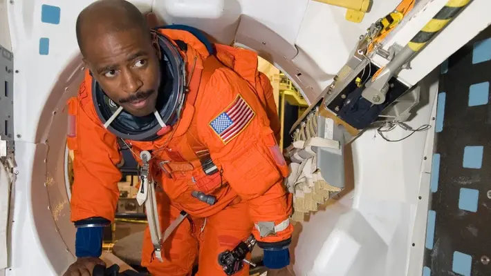 El increíble camino de Leland Melvin: de la NFL a astronauta de la NASA