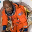 El increíble camino de Leland Melvin: de la NFL a astronauta de la NASA
