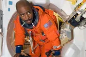 El increíble camino de Leland Melvin: de la NFL a astronauta de la NASA