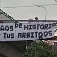 Afición de Cruz Azul cuelga intimidante manta contra América en puente a horas del Clásico Joven