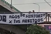 Afición de Cruz Azul cuelga intimidante manta contra América en puente a horas del Clásico Joven
