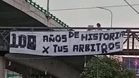 Afición de Cruz Azul cuelga intimidante manta contra América en puente a horas del Clásico Joven
