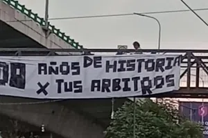 Afición de Cruz Azul cuelga intimidante manta contra América en puente a horas del Clásico Joven