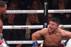 ¡Empate por decisión dividida! Pitbull Cruz retiene el título interino del peso superligero